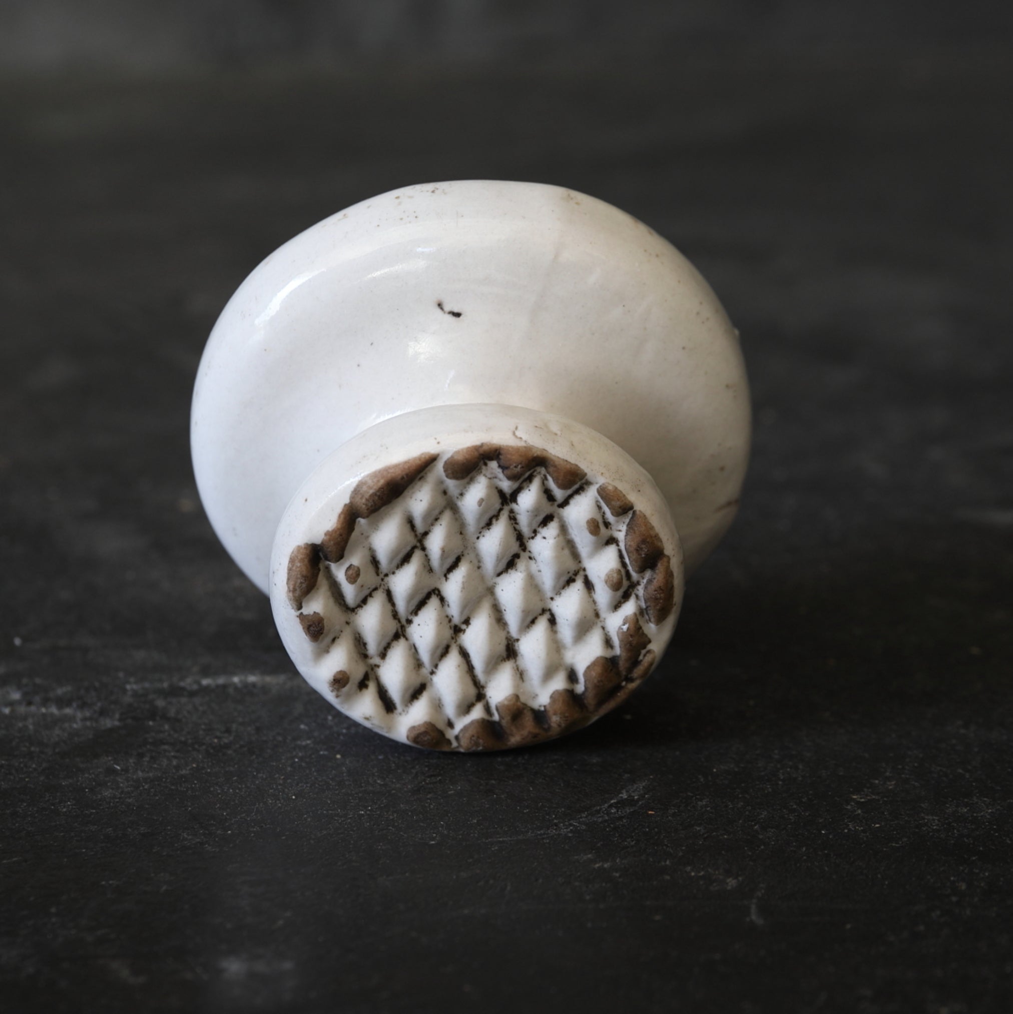 李朝 白磁餅型（1392–1897 CE） | 入蘆花（ロカニイル）