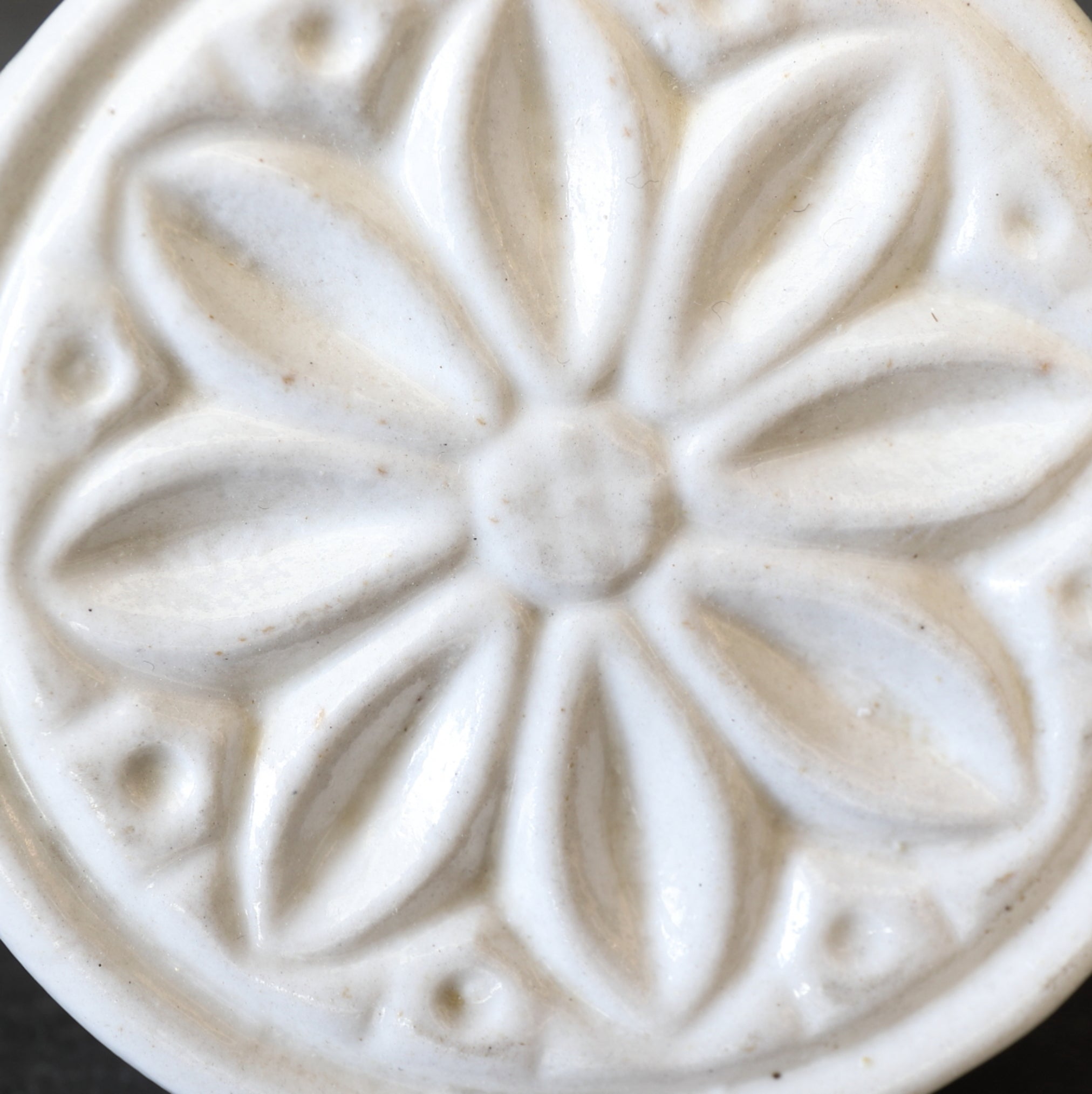 李朝 白磁餅型（1392–1897 CE） | 入蘆花（ロカニイル）