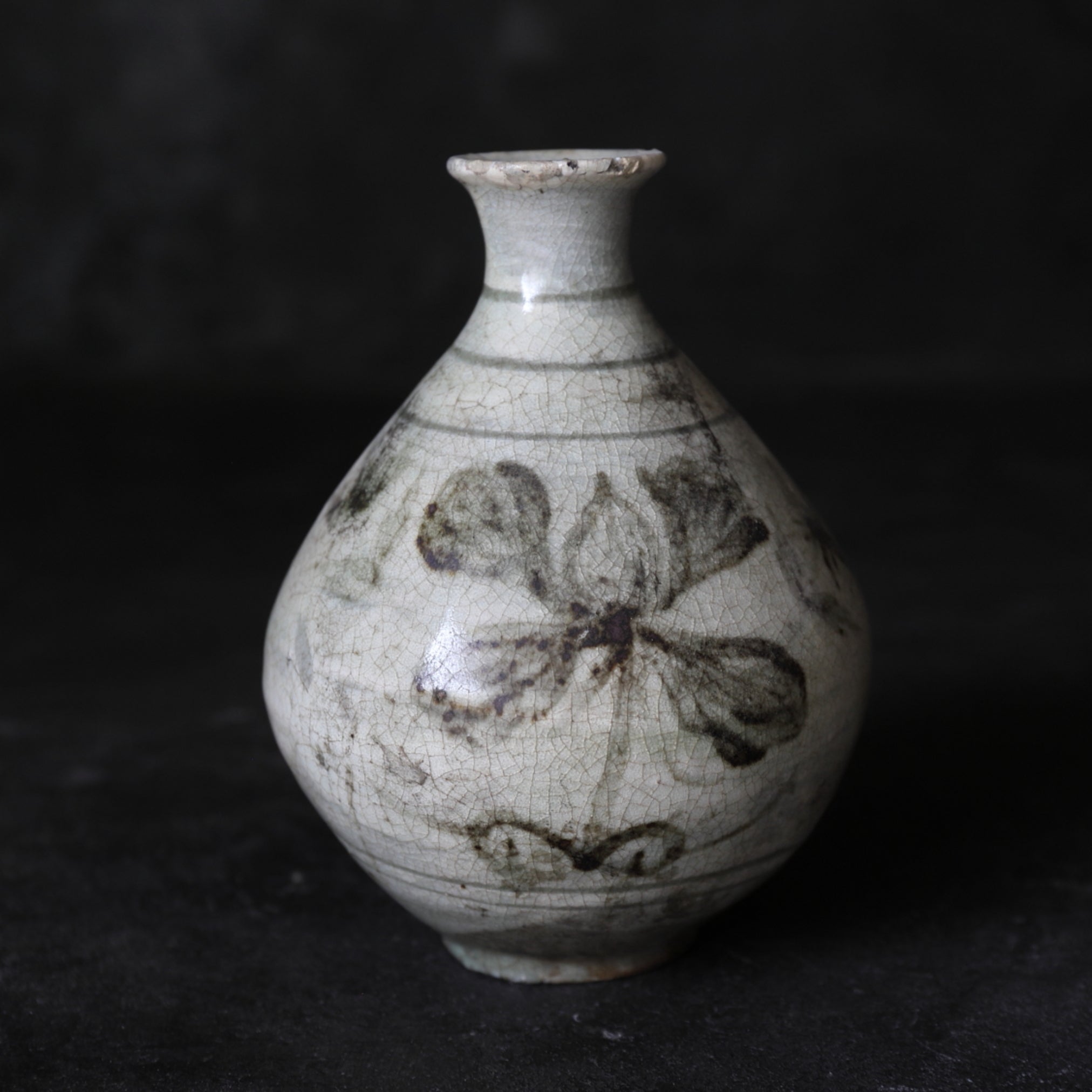 李朝 粉青沙器 鉄絵 草花文瓶（1392–1897 CE） | 入蘆花（ロカニイル）