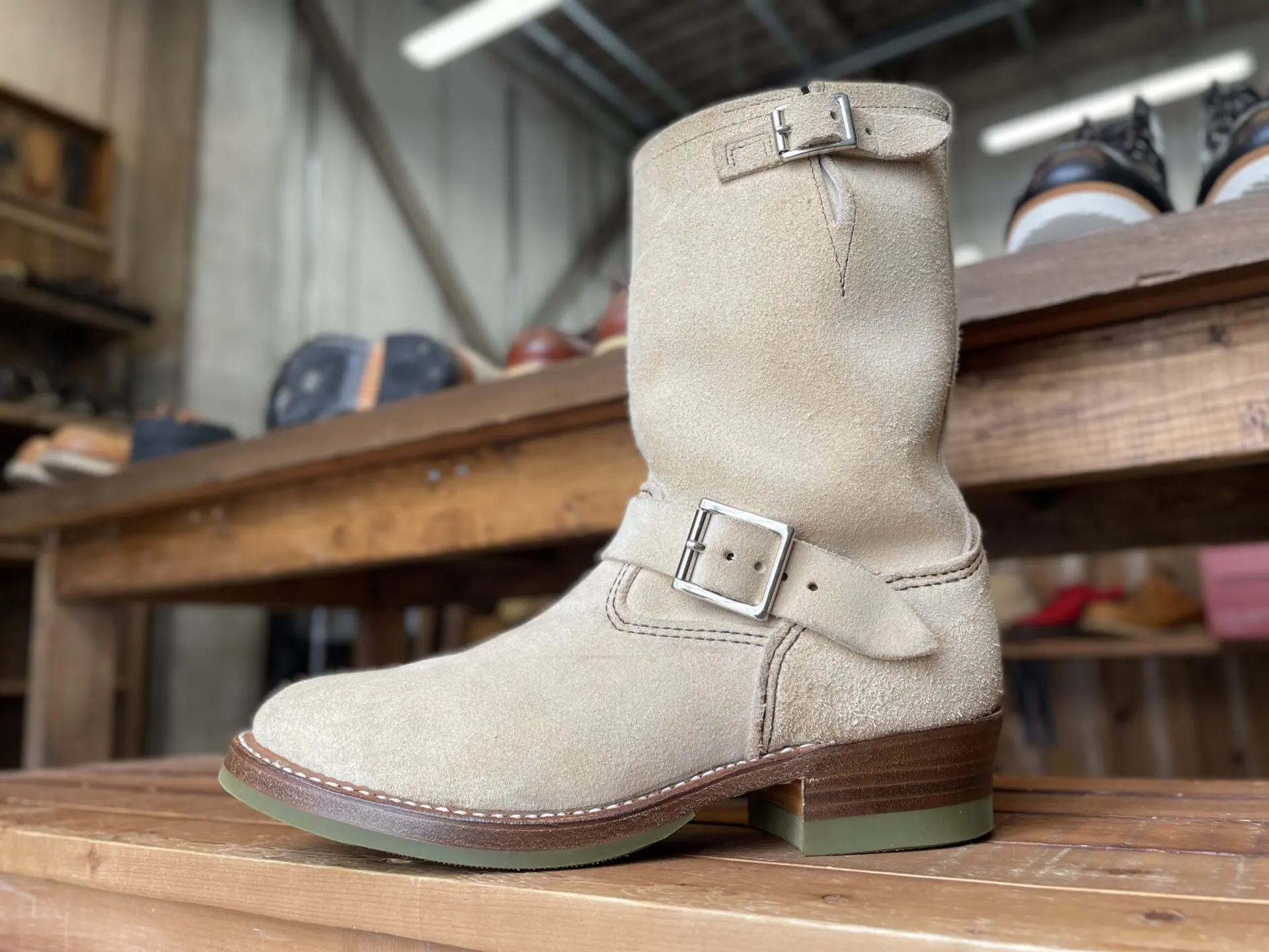 レッドウイングのスエードエンジニアブーツを、先芯抜いてフラット