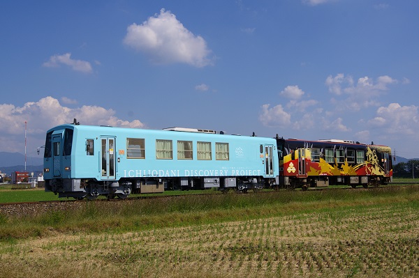 越美北線でラッピング車2両（戦国列車、一乗谷 DISCIVERY PROJECT復刻