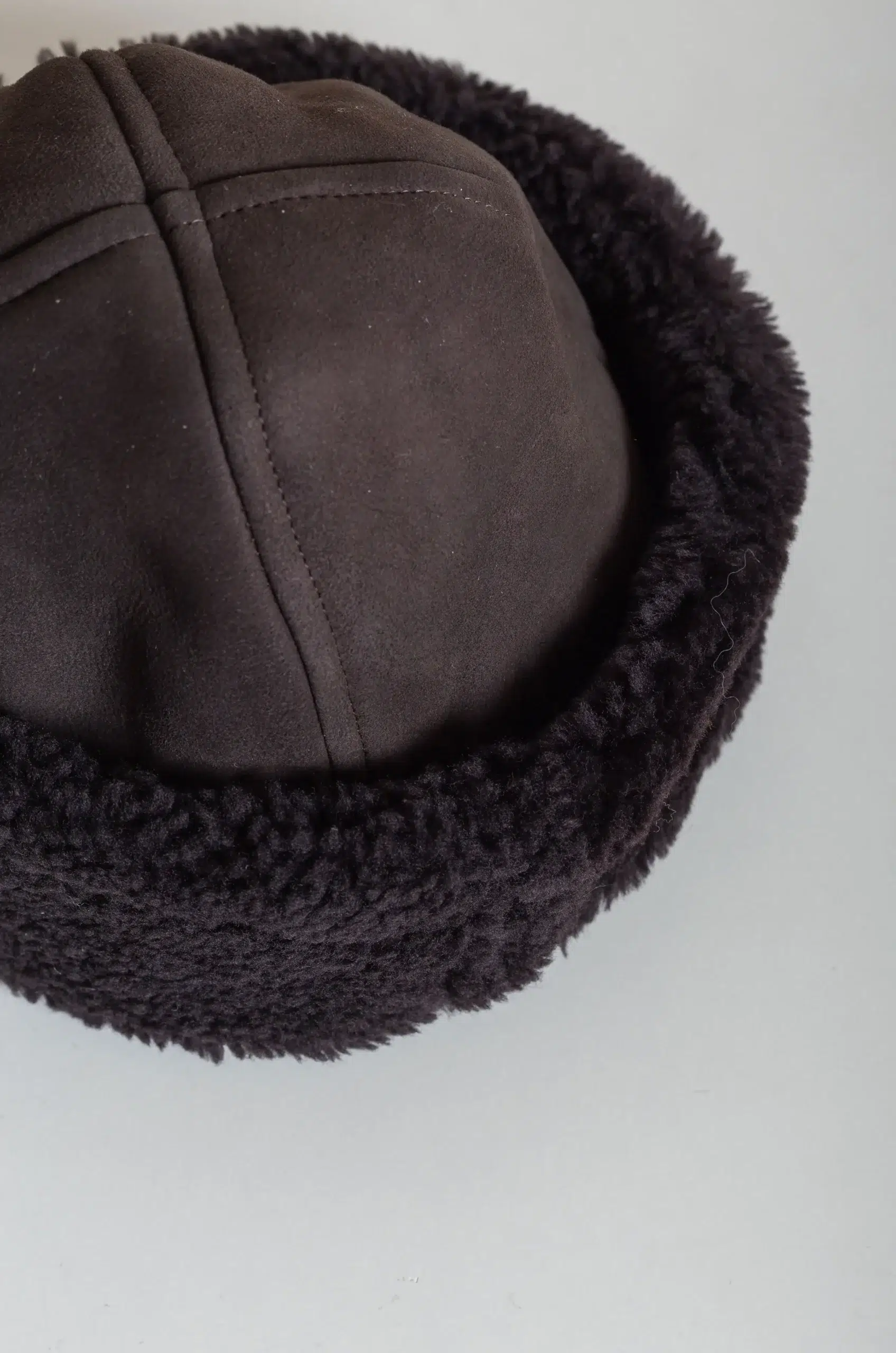 CAWLEY SUEDE BACK CURLY SHEEPSKIN CAP CHOCOLATE