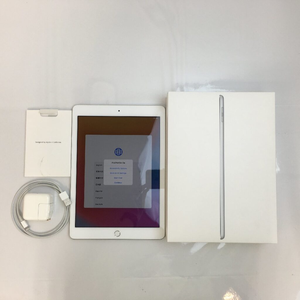 iPad 第6世代 32GB シルバー WiFiモデル アダプタ ケーブル付き