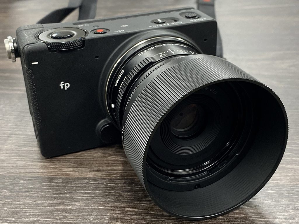 写真も動画もこれ一つでOKのフルサイズミラーレスカメラ「SIGMA fp