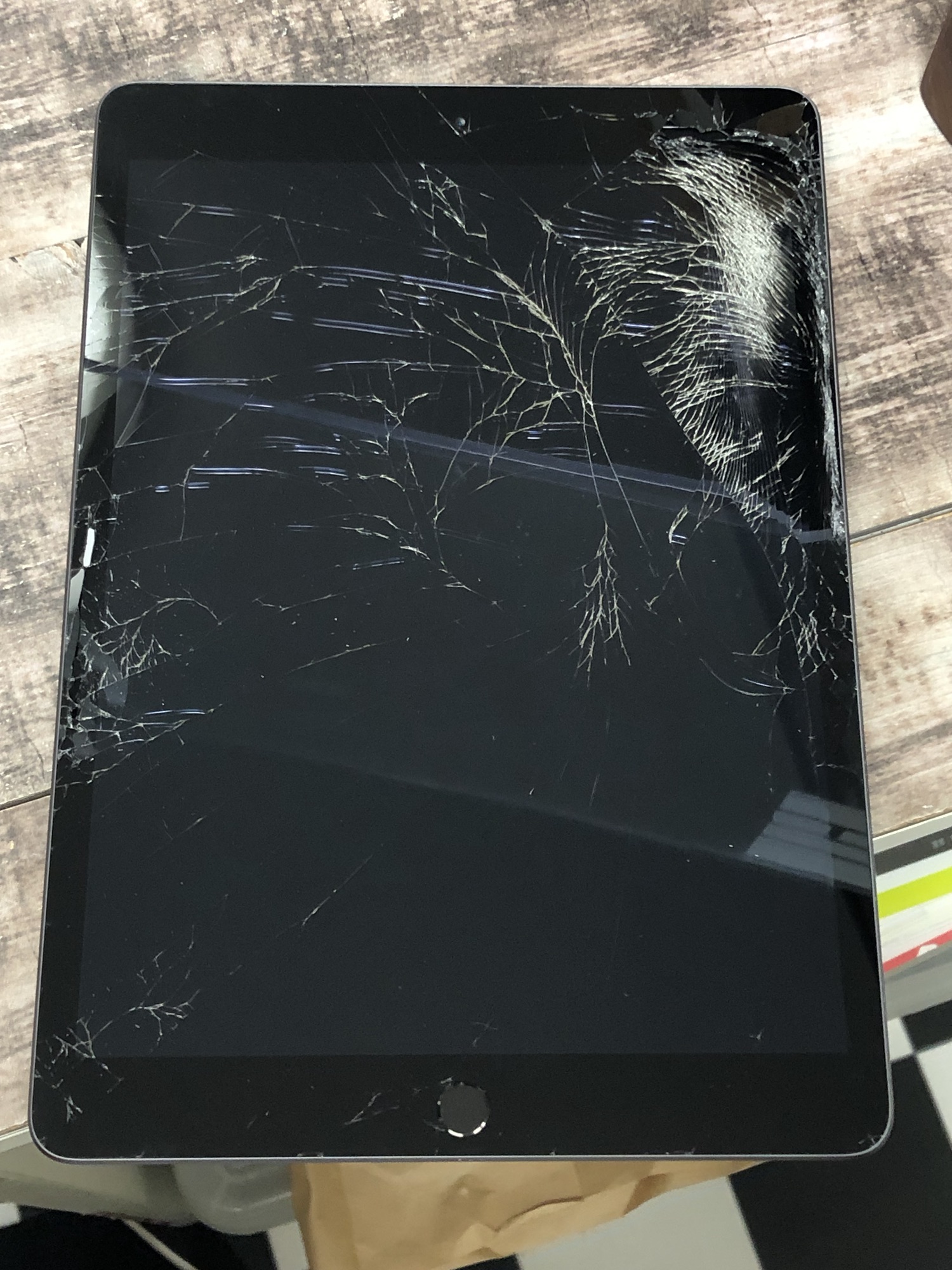 修理事例】iPad第7世代 画面割れ修理｜江戸川区北小岩よりご依頼