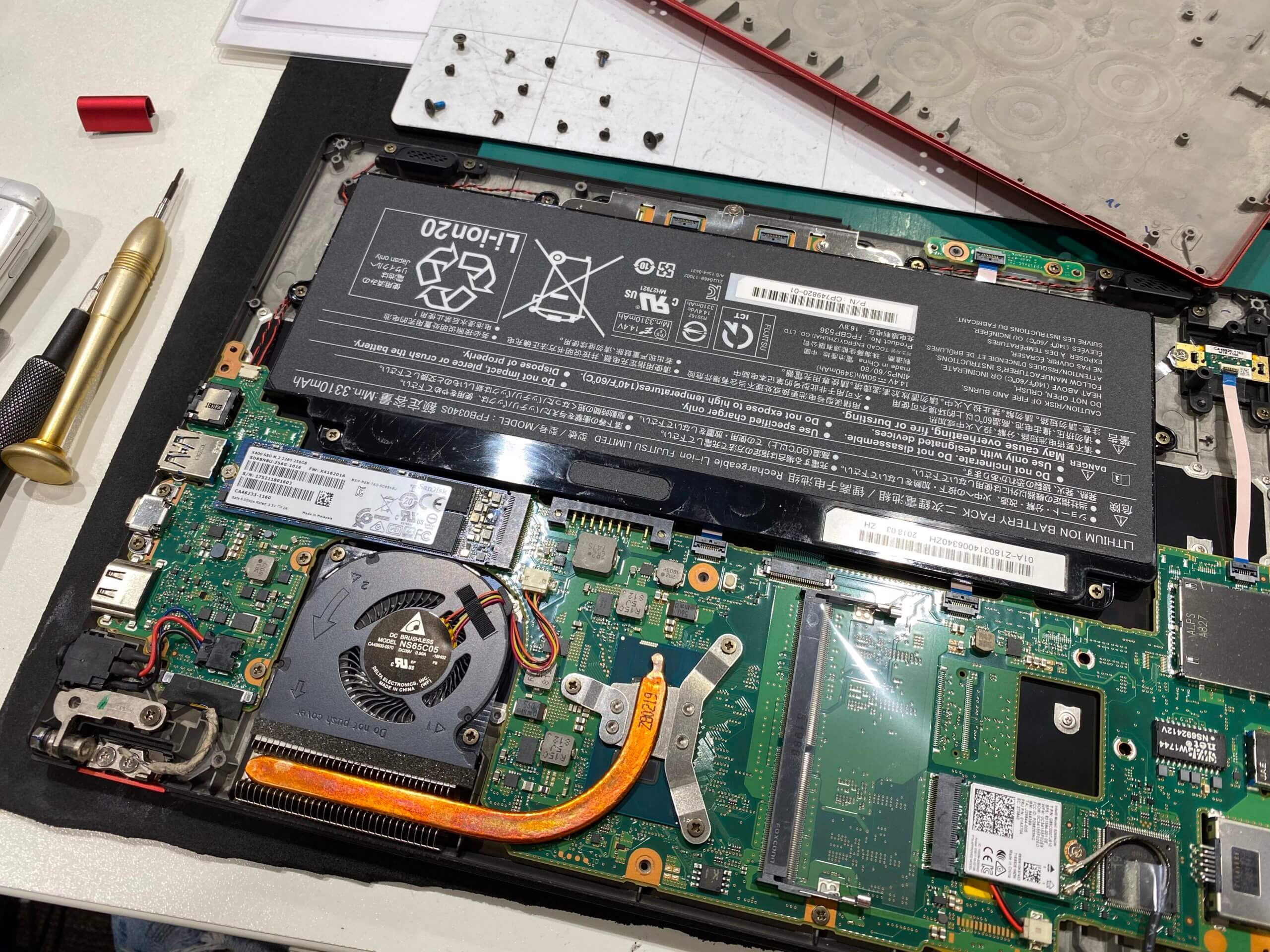 画面割れちゃった!!【LIFEBOOK UH75/B3】 - パソコン修理・データ復旧