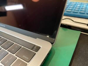 画面の縁が割れちゃった!!【MacBook Pro(13-inch, 2017, Four