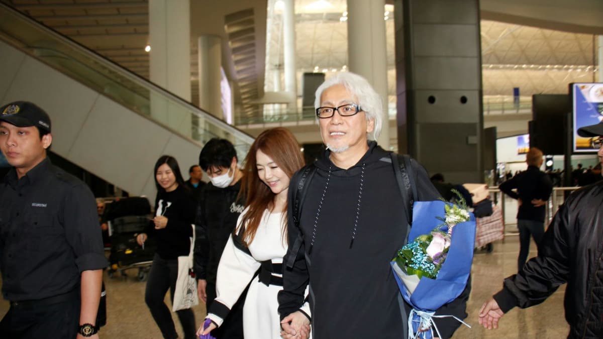 玉置浩二に驚かされた、薬師丸ひろ子誕生日パーティーでの離婚発表