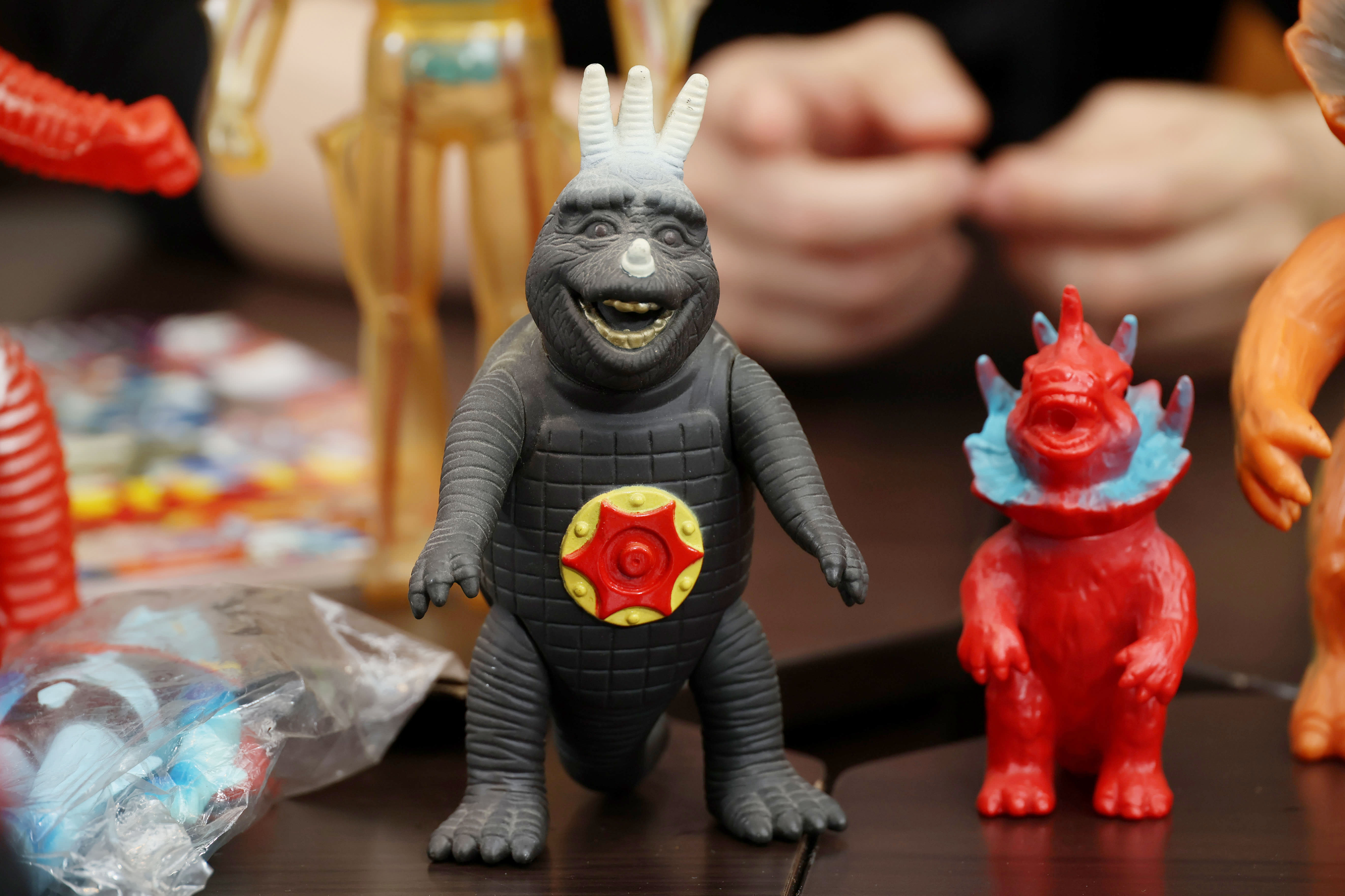 パチ怪獣ソフビ」を集める男が飛び込んだ奥深きパチモノの世界