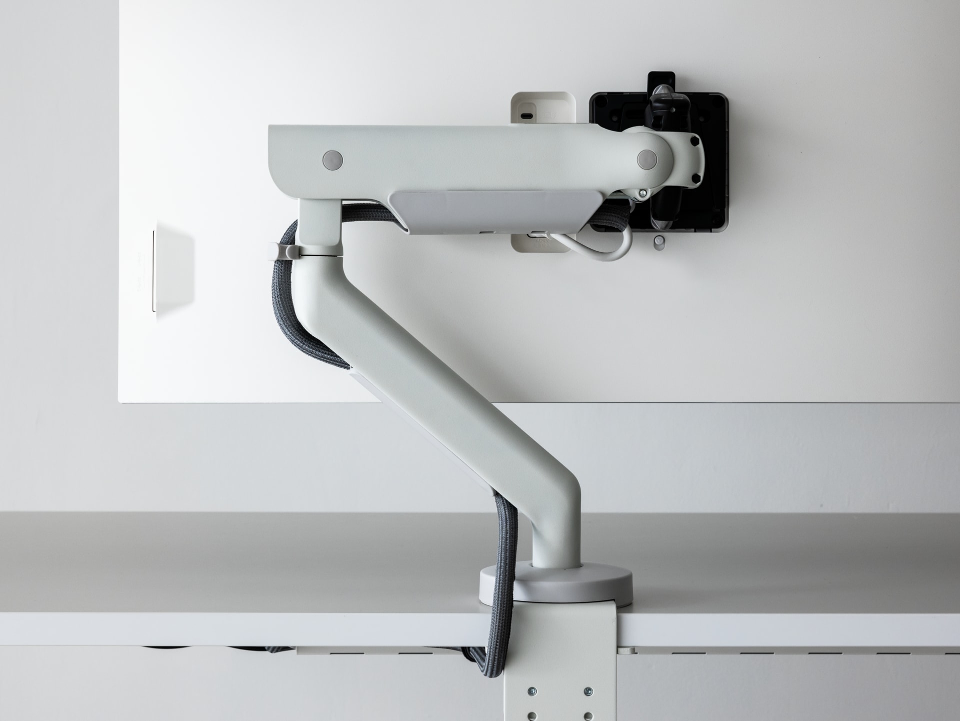 Flo X Monitor Arm：意匠性と機能性を兼ね備えた、ハイエンドモデルの