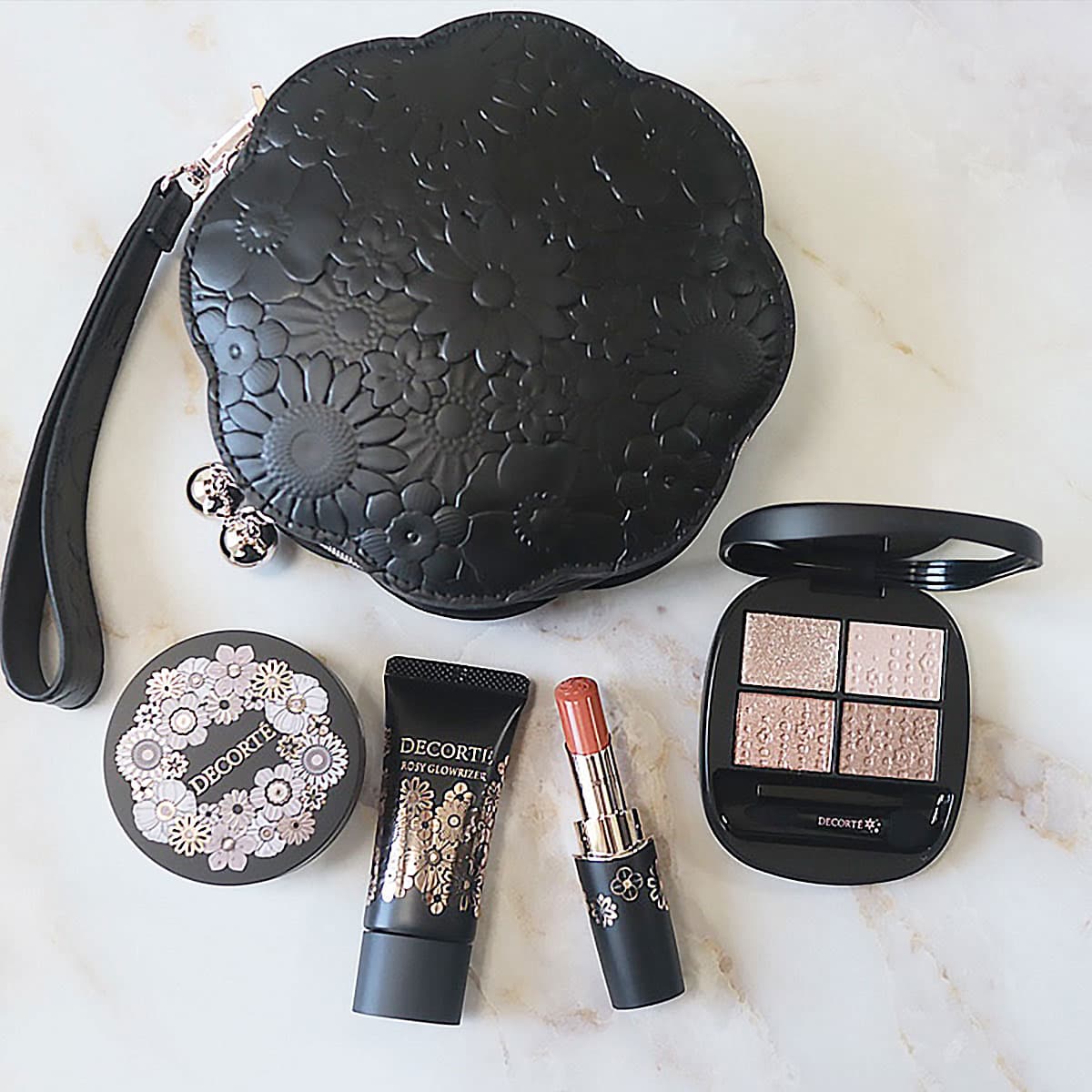 コスメデコルテの「2025年クリスマスコフレ」全色スウォッチ！イエベ