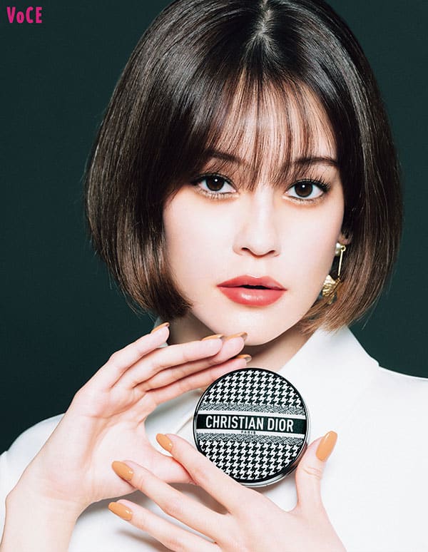 人気のクッション＆リップが千鳥格子の装いに。emmaがまとう