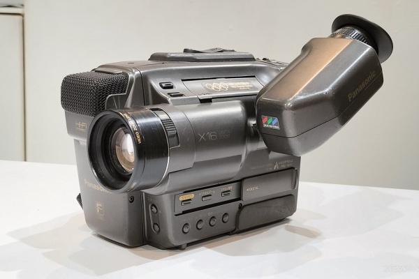 Extinct Media Museum Tokyo - VHS/VHS-C：ブイエッチエスビデオカメラ