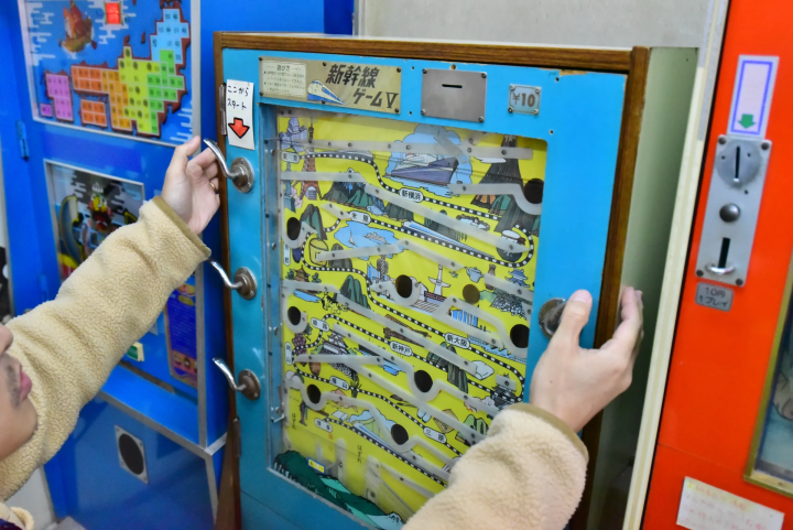 東京にある！「駄菓子屋ゲーム博物館」昭和レトロが蘇る10円ゲームの