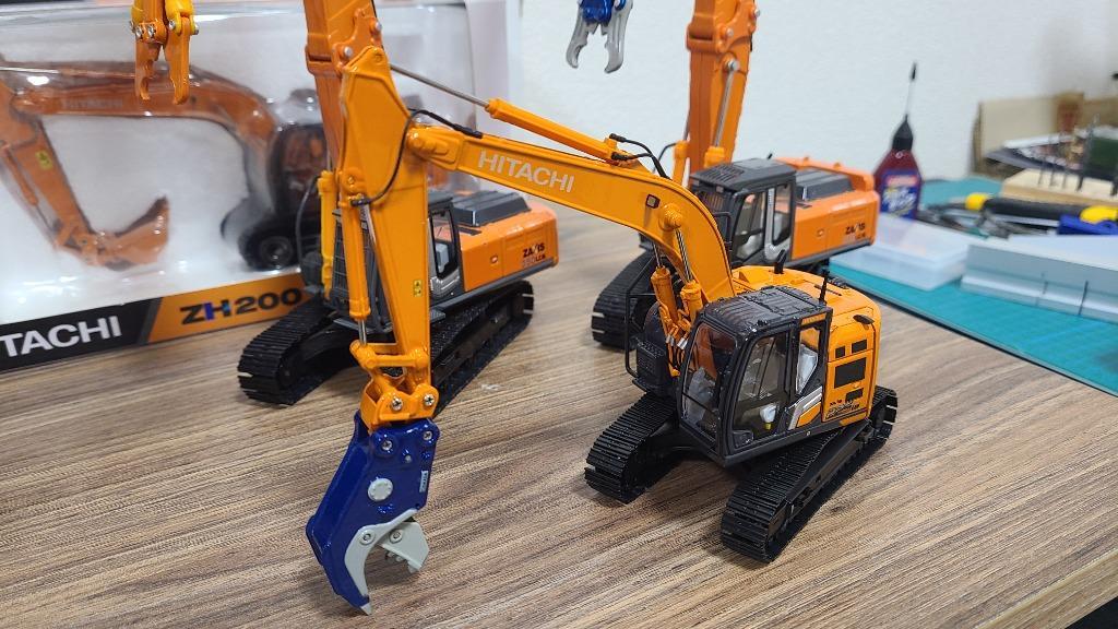 日立建機 油圧ショベル ZX225US-7 *1/50スケール : 日立建機日本