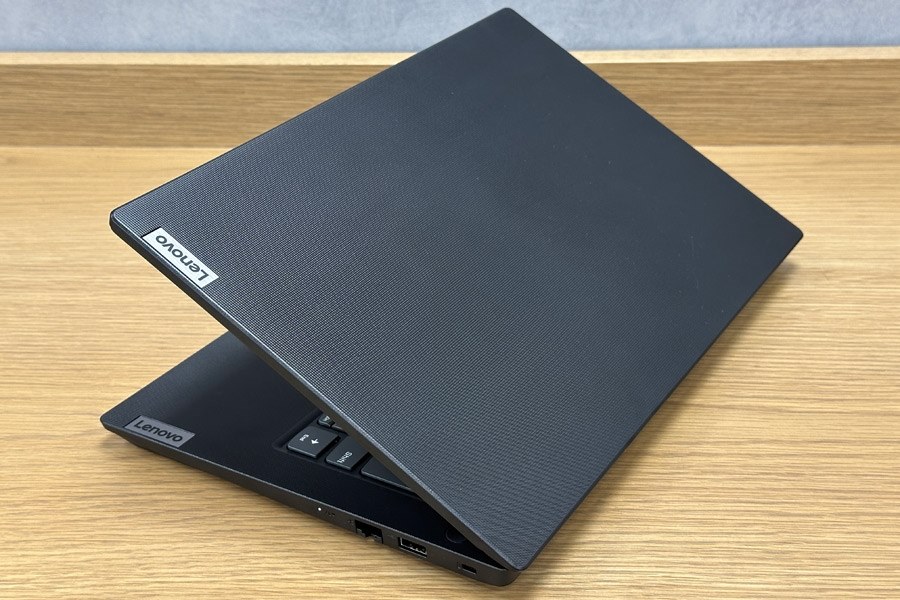 シンプルだけど、しっかり使える高コスパな14型ノートPC』 Lenovo