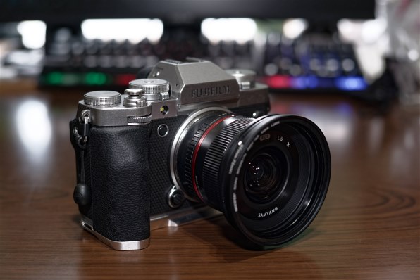 SAMYANG 12mm F2.0 NCS CS シルバー [フジフイルム用] 価格比較 - 価格.com