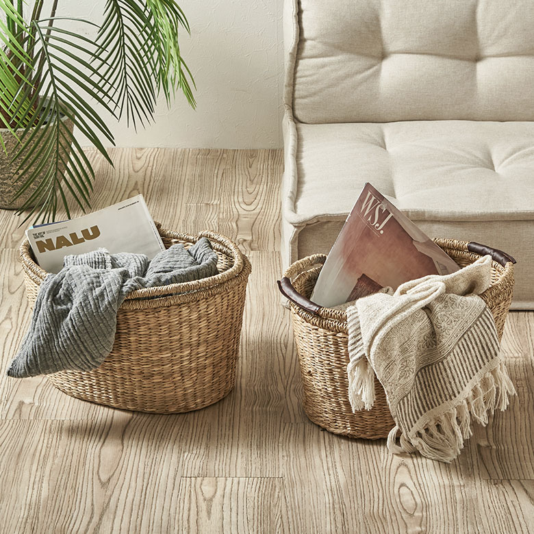 散らかる小物をオシャレに収納できるシーグラスで編まれたハンドル付き