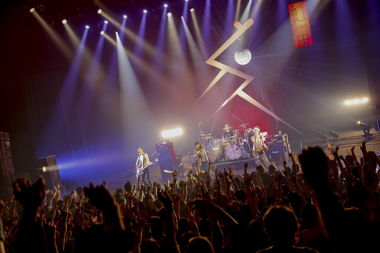 ザ・クロマニヨンズ、約4年ぶりライブDVD発売。「ツアー レインボー