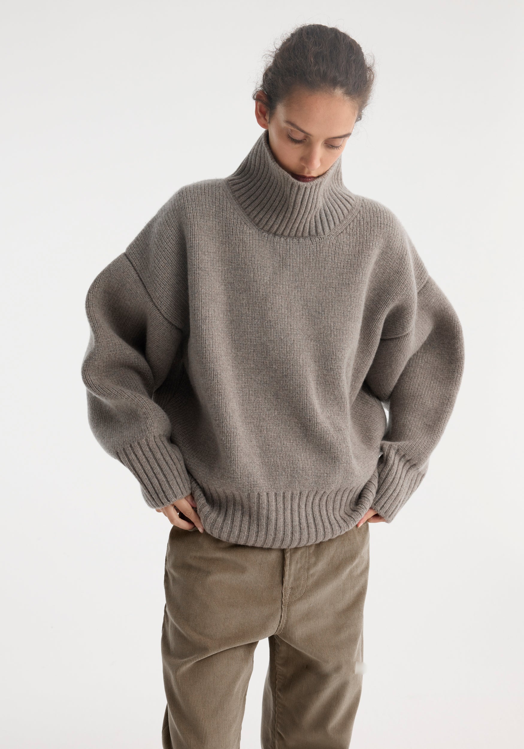 Sculptural compact turtleneck– Róhe