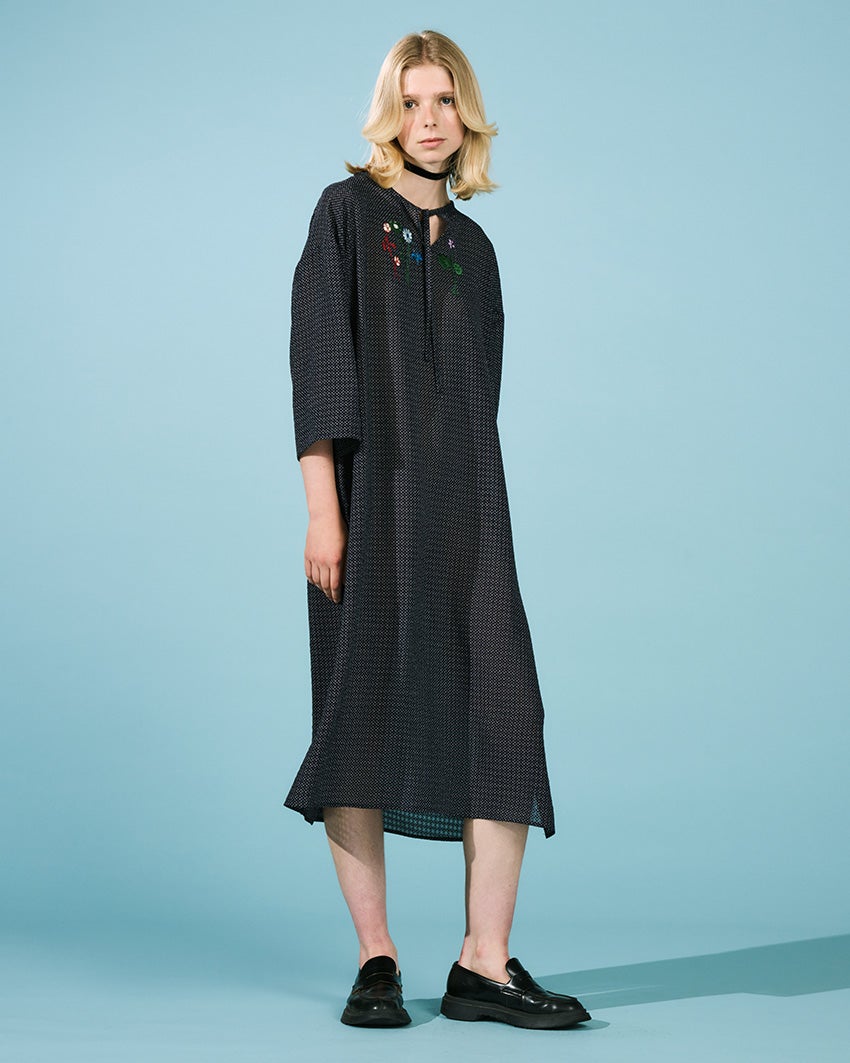 野花の刺繍のリラックスワンピース - CACUMA2023SS 渡邉良重さんの服