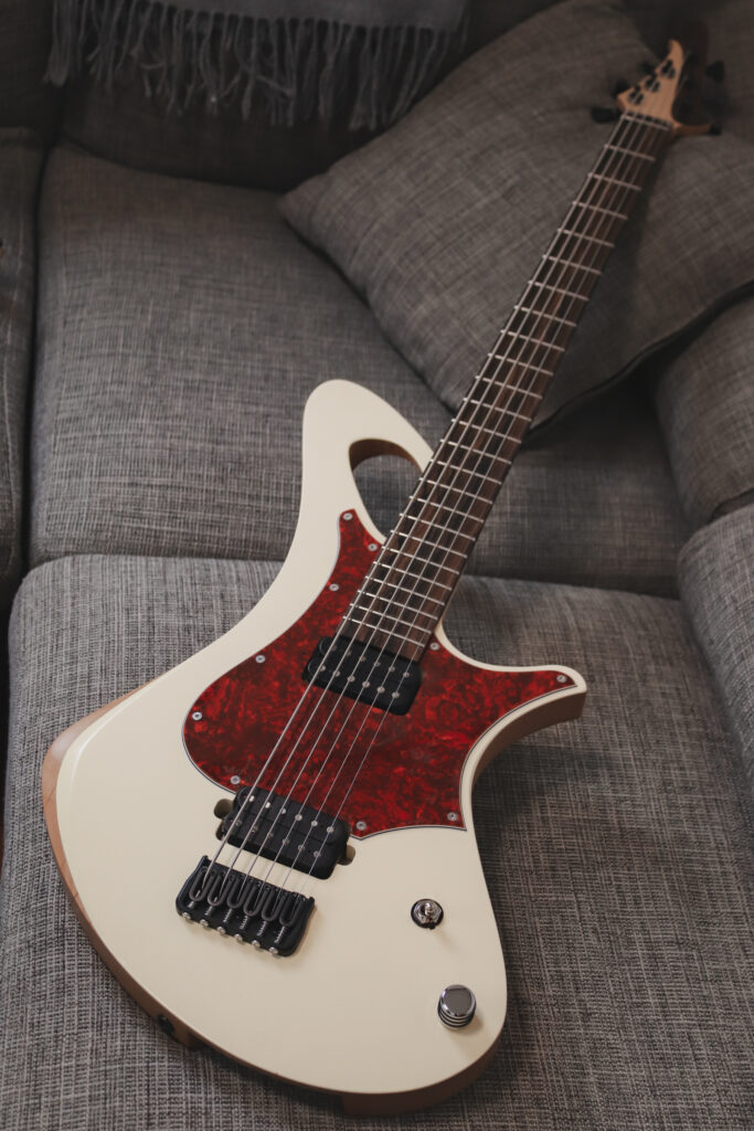 ベース？いいえ、バリトンギター。 – 楽器製作所RMI