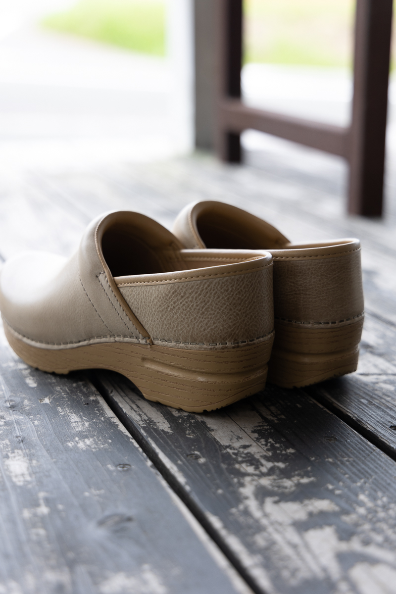 dansko「PROFESSIONAL MILLED BURNISHED」SAND – RUSTIC HOUSE