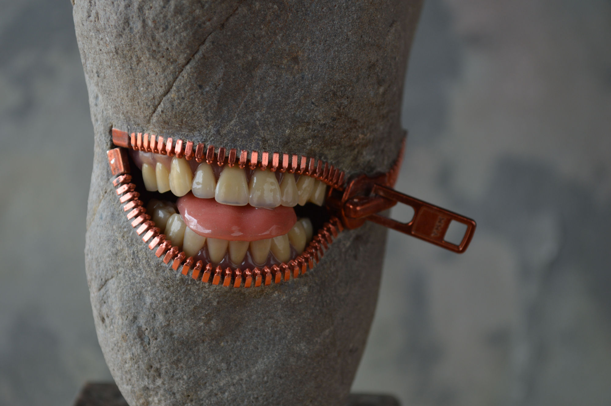 外国人や海外メディアも絶賛する、「石」でアート作品を手がける