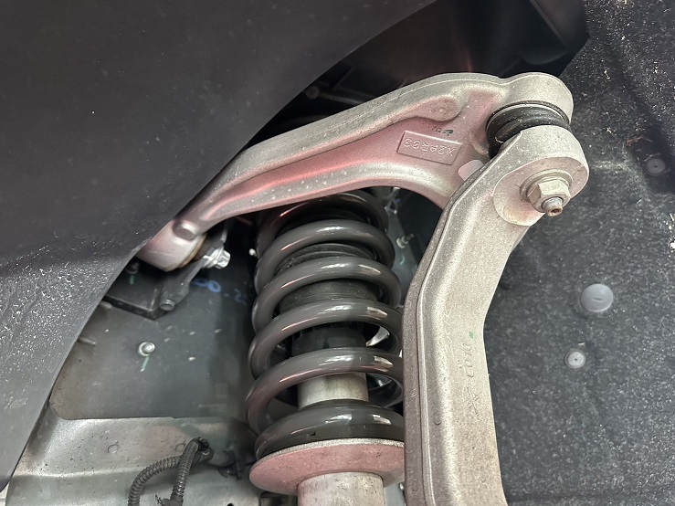 マセラティ クワトロポルテ ダウンサス交換＆アライメント作業 | 広島