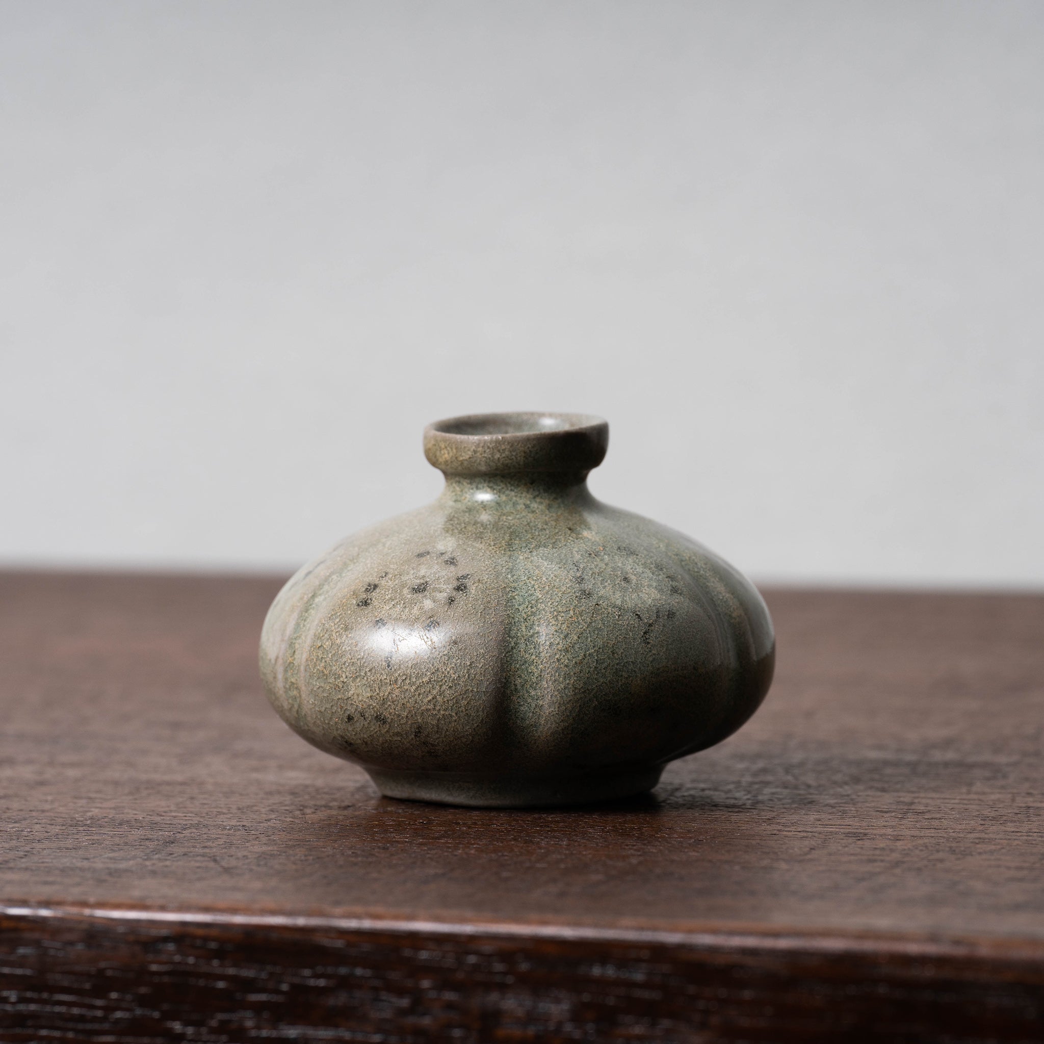 高麗 青磁象嵌菊花文油壺 – 燦禾 SANKA