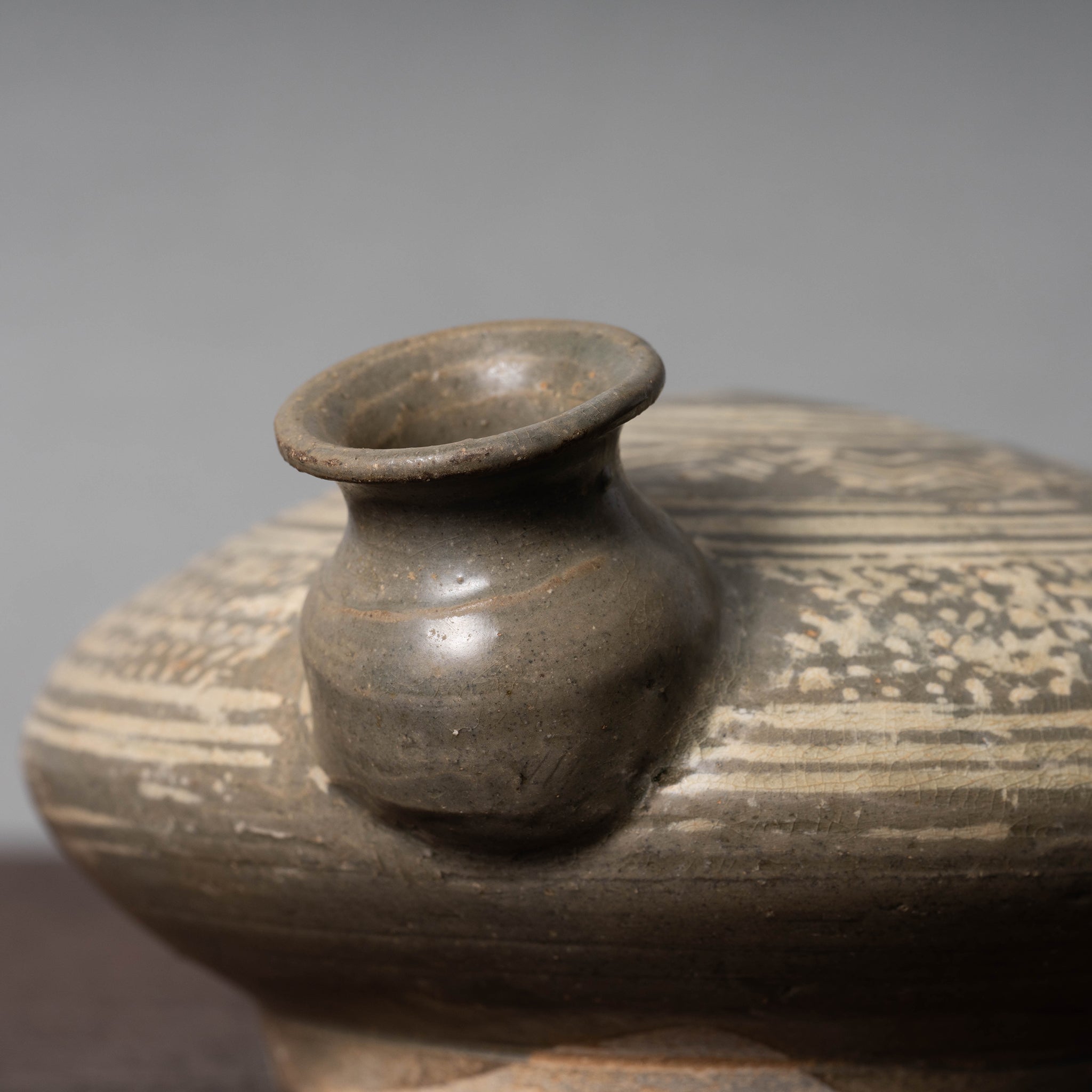 李朝 粉青沙器象嵌扁壺 – 燦禾 SANKA