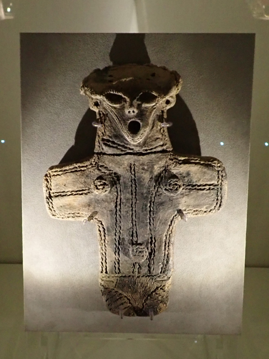 大型板状土偶と編籠の展示具が変わりました！ | 特別史跡「三内丸山遺跡」