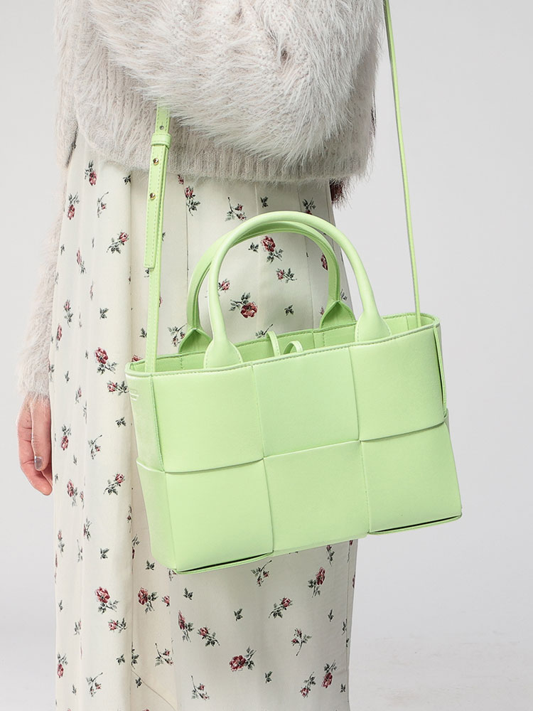 BOTTEGA VENETA (ボッテガ・ヴェネタ) イントレチャート ミニ レザー