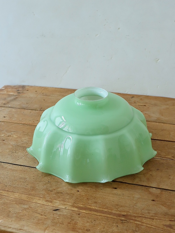 フランス淡い色とフォルムがかわいいミルクガラスランプシェードは