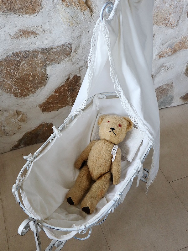 フランス天蓋が素敵なアイアンドールベッドはかわいいアンティーク