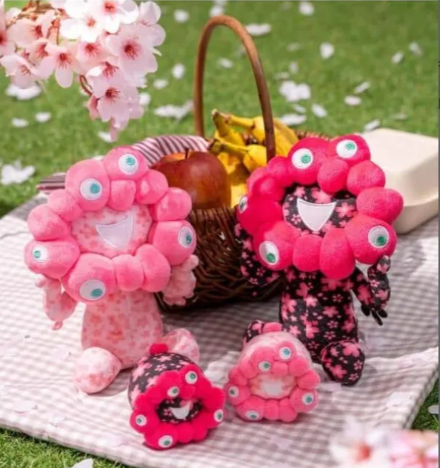 大阪・関西万博】さくら色バージョンも！ミャクミャク色違いぬいぐるみ