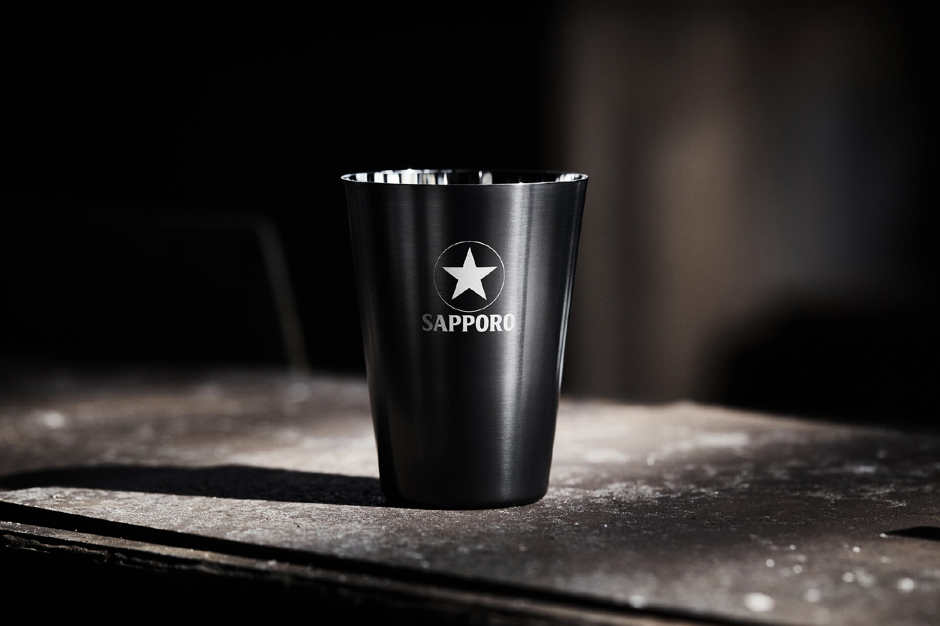 キャンペーンで当たる46種類のオリジナルビヤグラスを展示しています