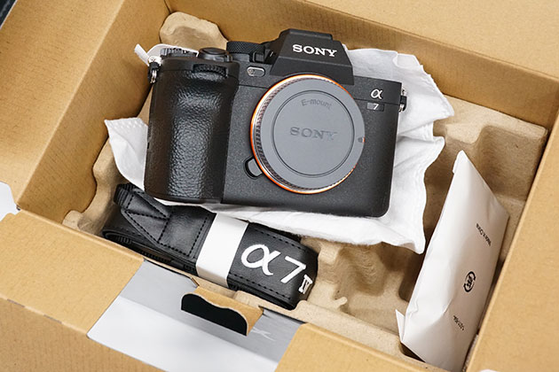 α7IV到着 気になる付属品は？開梱レビュー！ 液晶保護ガラスも貼り付け