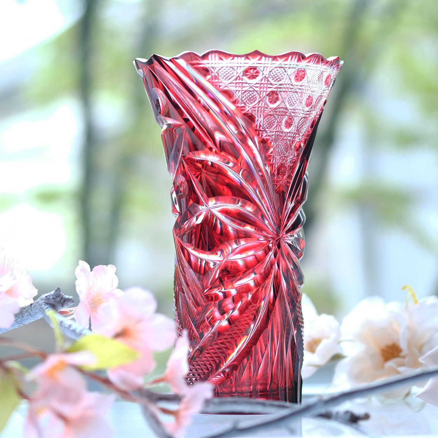 島津薩摩切子】 金赤復元35周年記念切子花瓶 銘「花言葉」 – ㈱島津