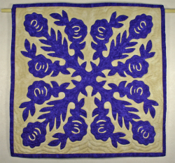 天国のバラがモチーフの60センチ角ハワイアンキルトタペストリー