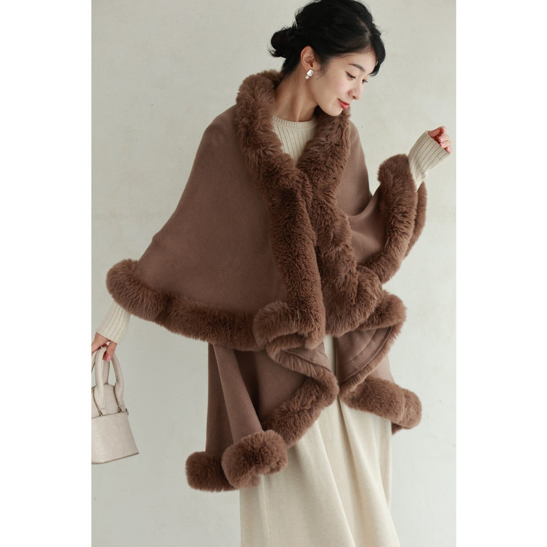 カワイイ CAWAII サッと羽織れるラグジュアリー。フェイクファーケープ