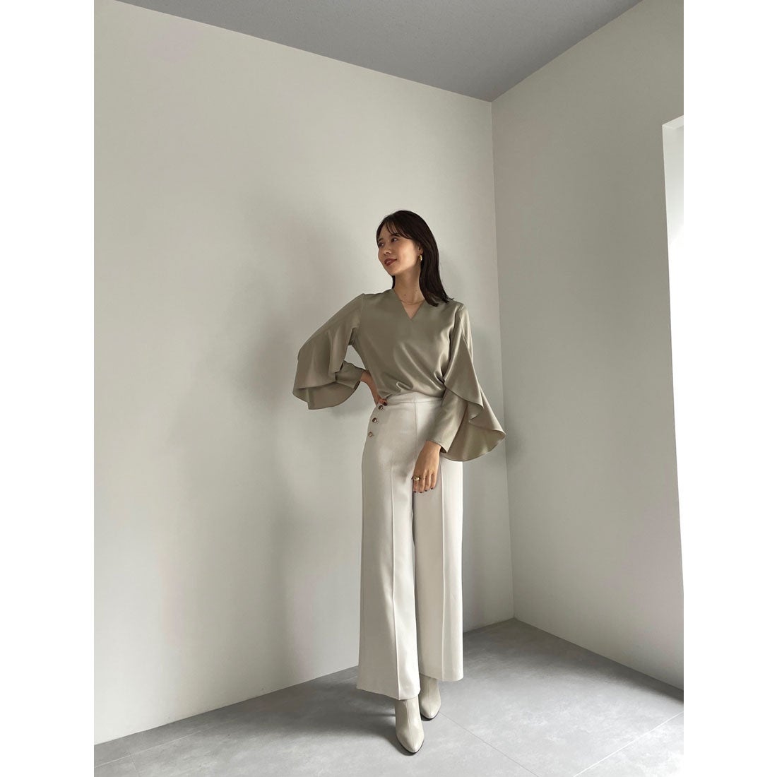 アニュアンス anuans ツイストフリルVネックブラウス （BEIGE