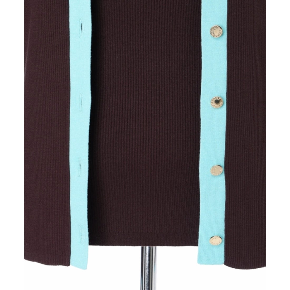 アルページュ ストーリー Arpege story 《店舗限定》ロゴボタンVカーデ