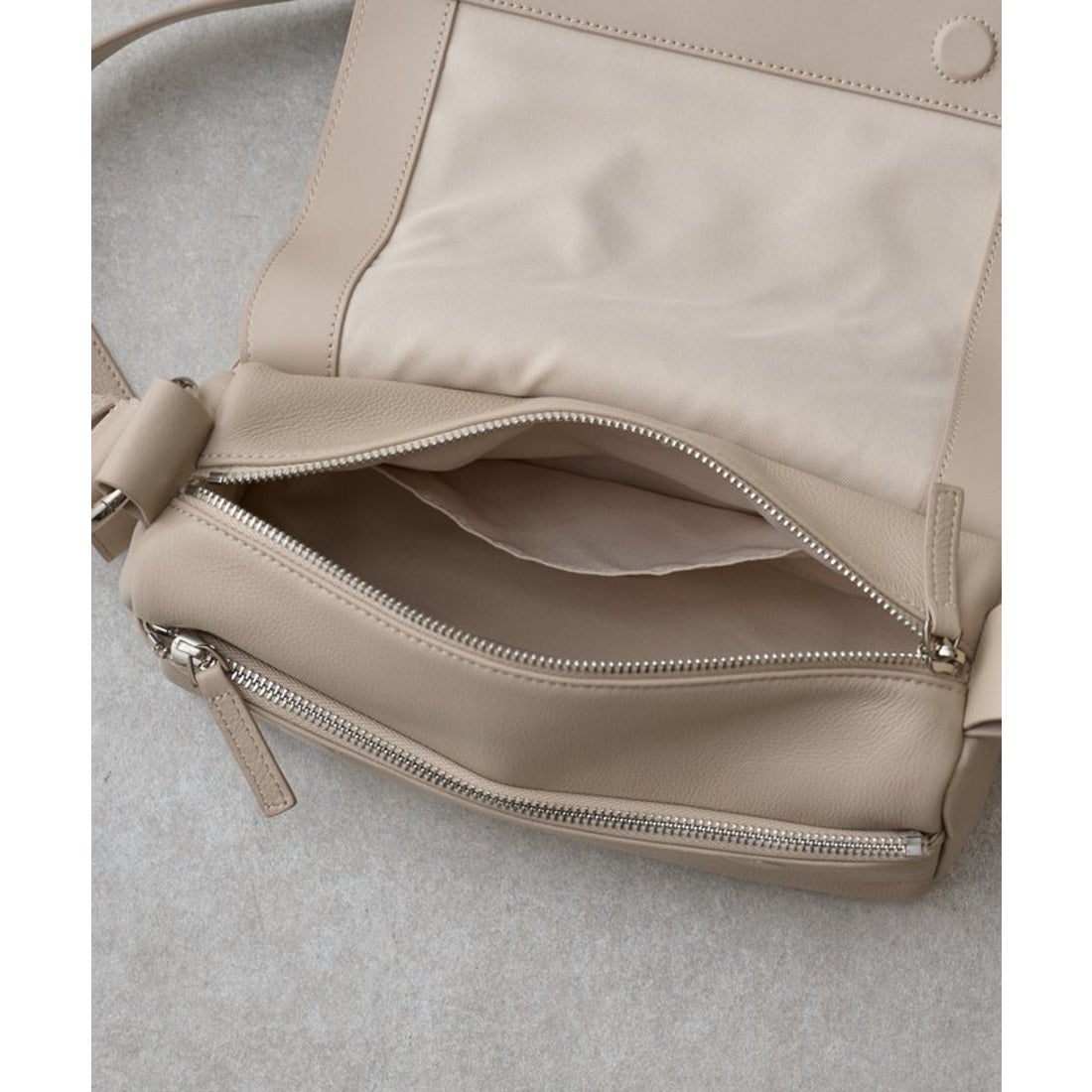 ビアズリー BEARDSLEY レザーボディバッグ （silver） - ファッション