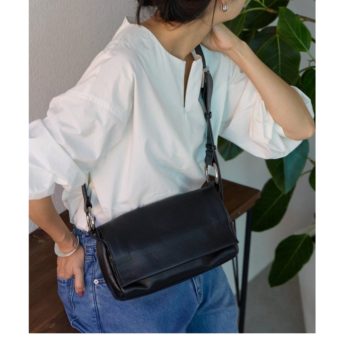 ビアズリー BEARDSLEY レザーボディバッグ （silver） -ファッション