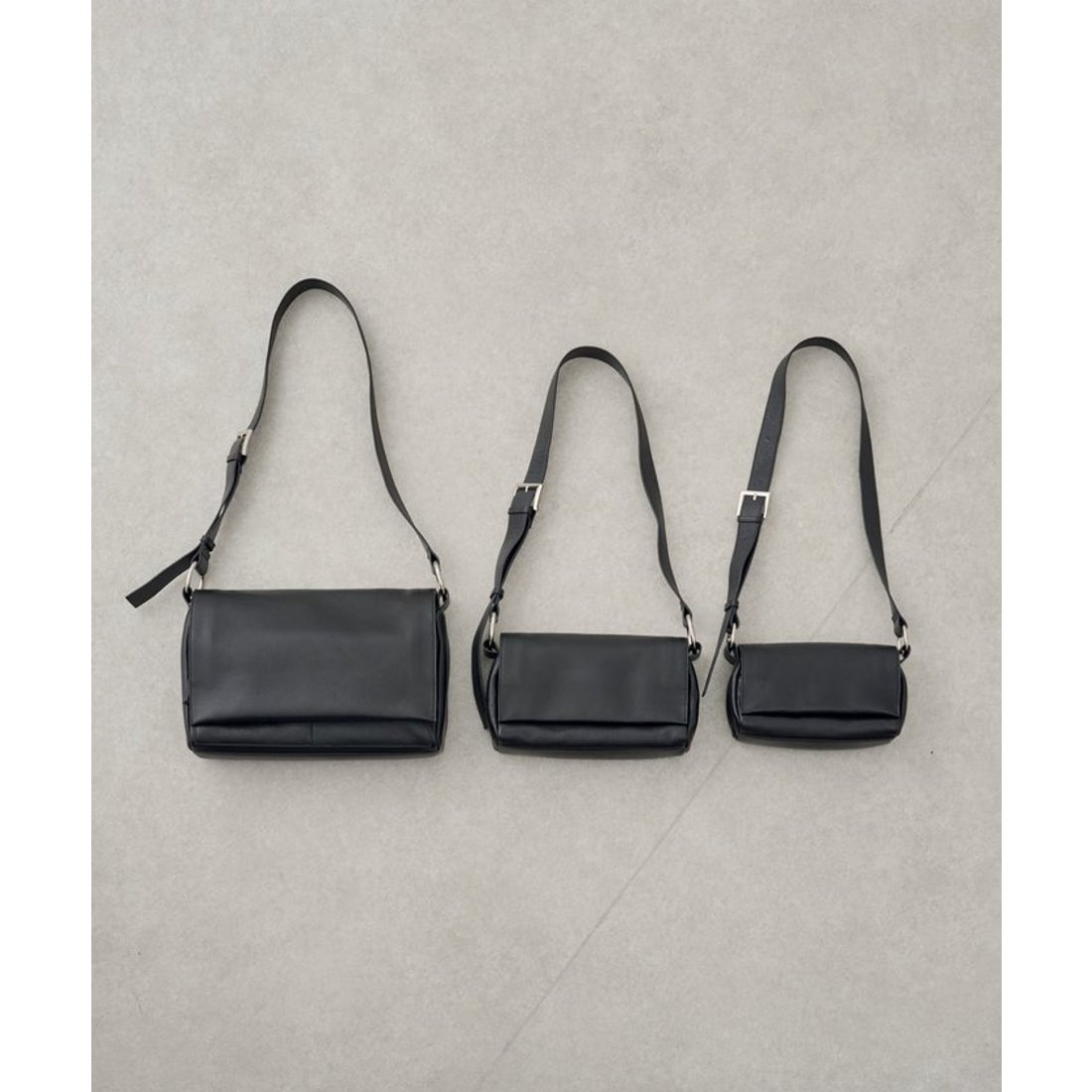 ビアズリー BEARDSLEY レザーボディバッグ （black） - ファッション