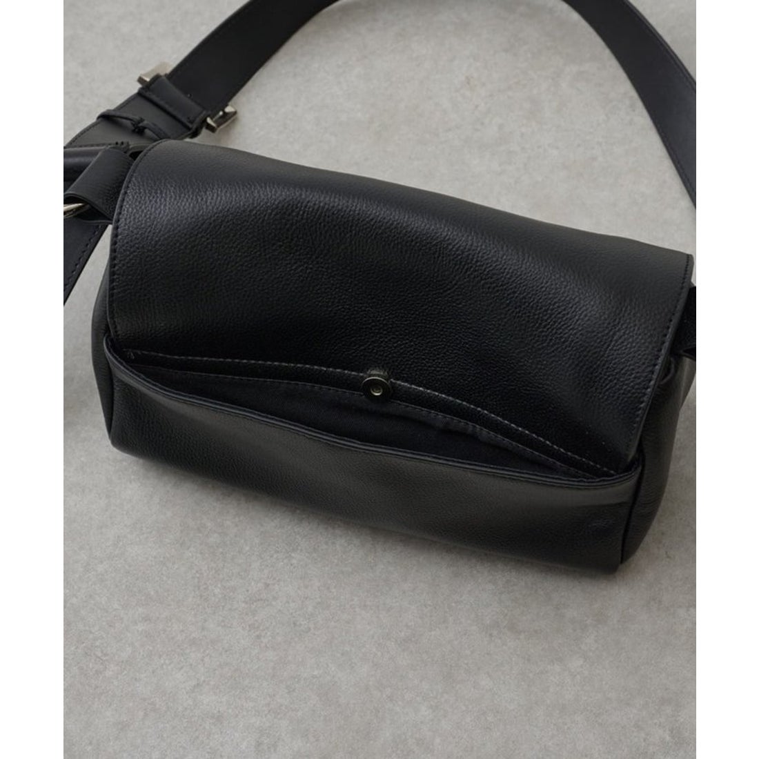 ビアズリー BEARDSLEY レザーボディバッグ （black） -ファッション