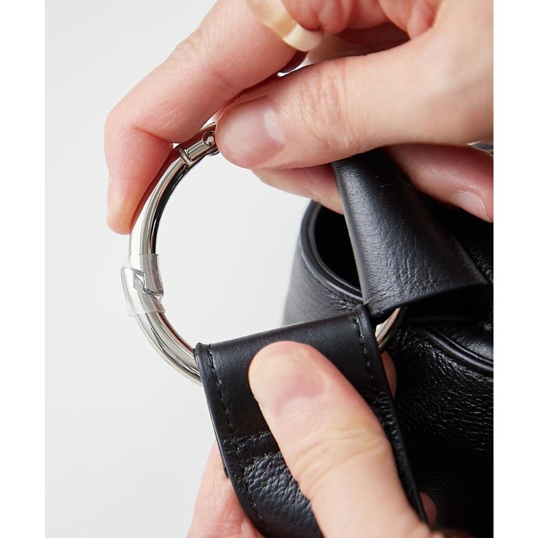 ビアズリー BEARDSLEY レザーボディバッグ （black） - ファッション