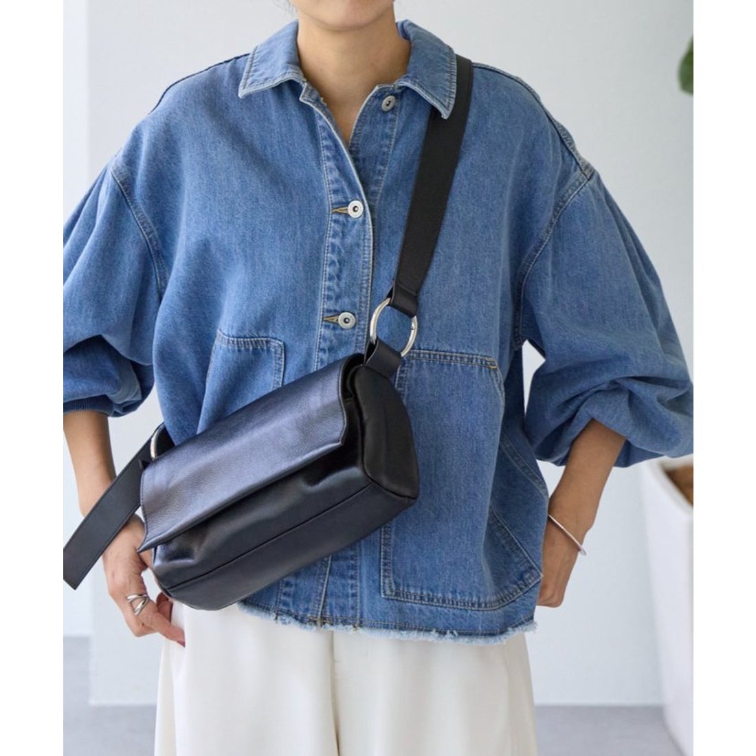 ビアズリー BEARDSLEY レザーボディバッグ （black） - ファッション