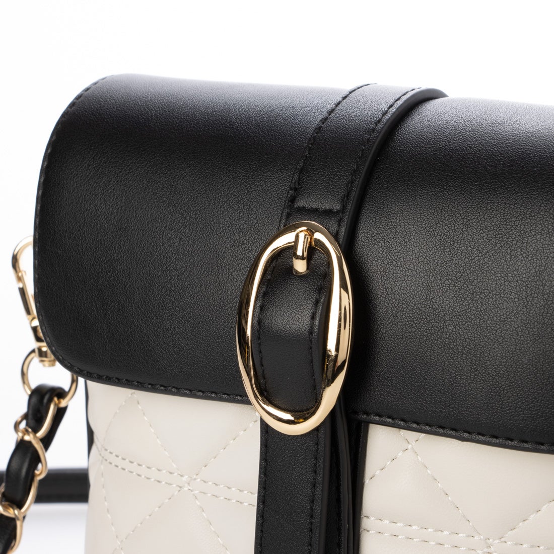 ダイアナ DIANA ショルダーバッグ（Mサイズ） （アイボリー合皮